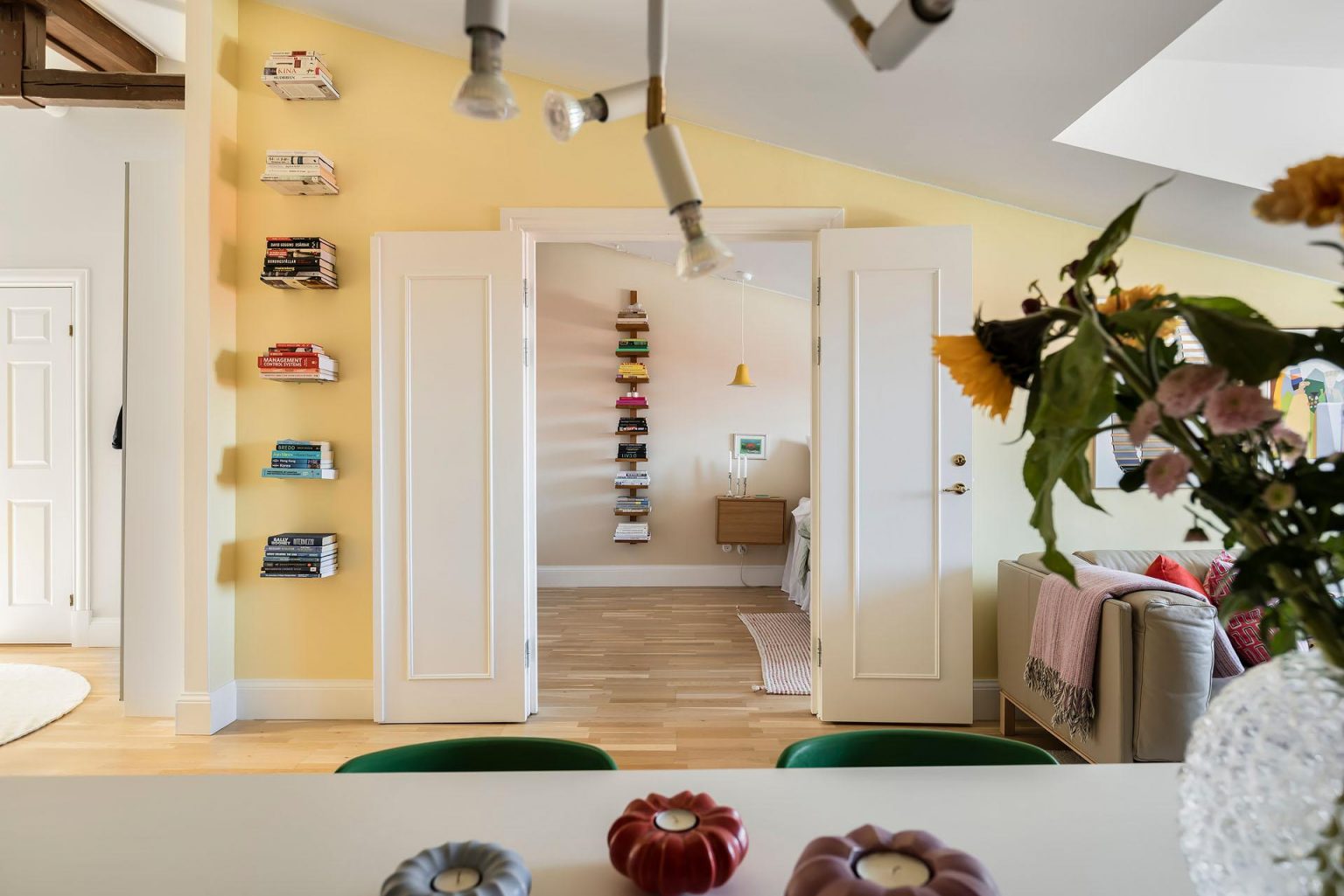 salon décoration scandinave et colorée appartement mansardé 71m2