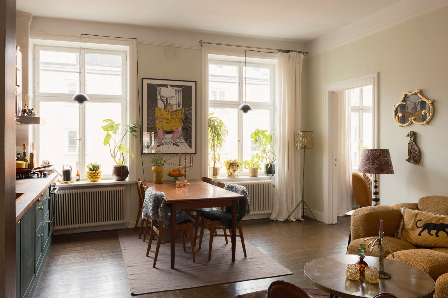 cuisine ouverte verte et salon avec canapé jaune décoration vintage appartement ancien 51m2 Suède