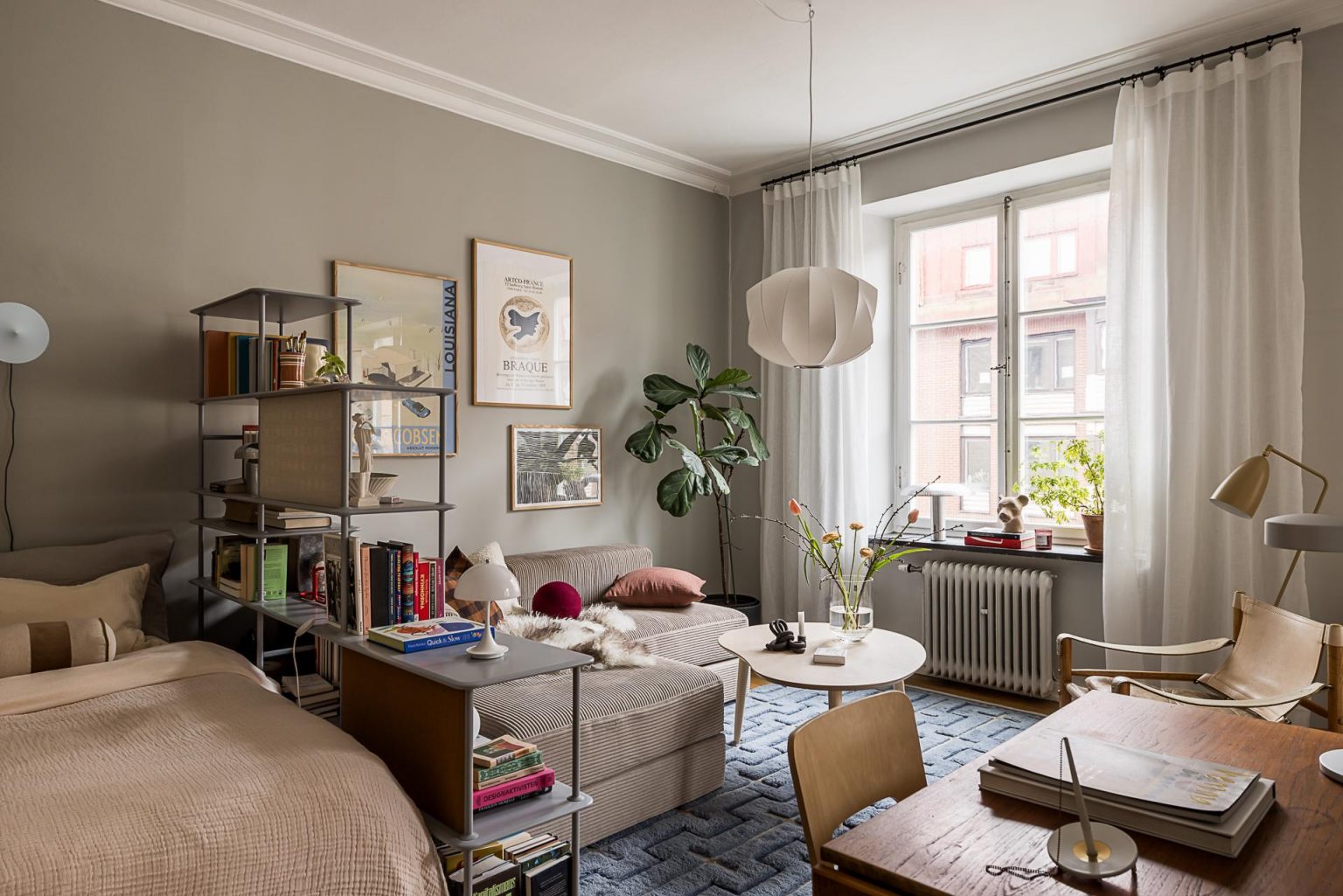 salon avec espace lit murs gris décoration contemporaine scandinave studio 37m2