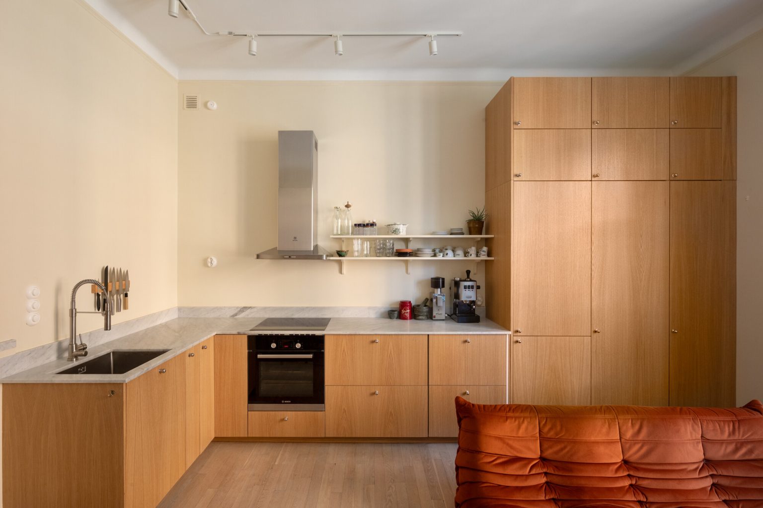 cuisine ouverte et salon avec canapé Togo orange deux-pièces moderne 39m2