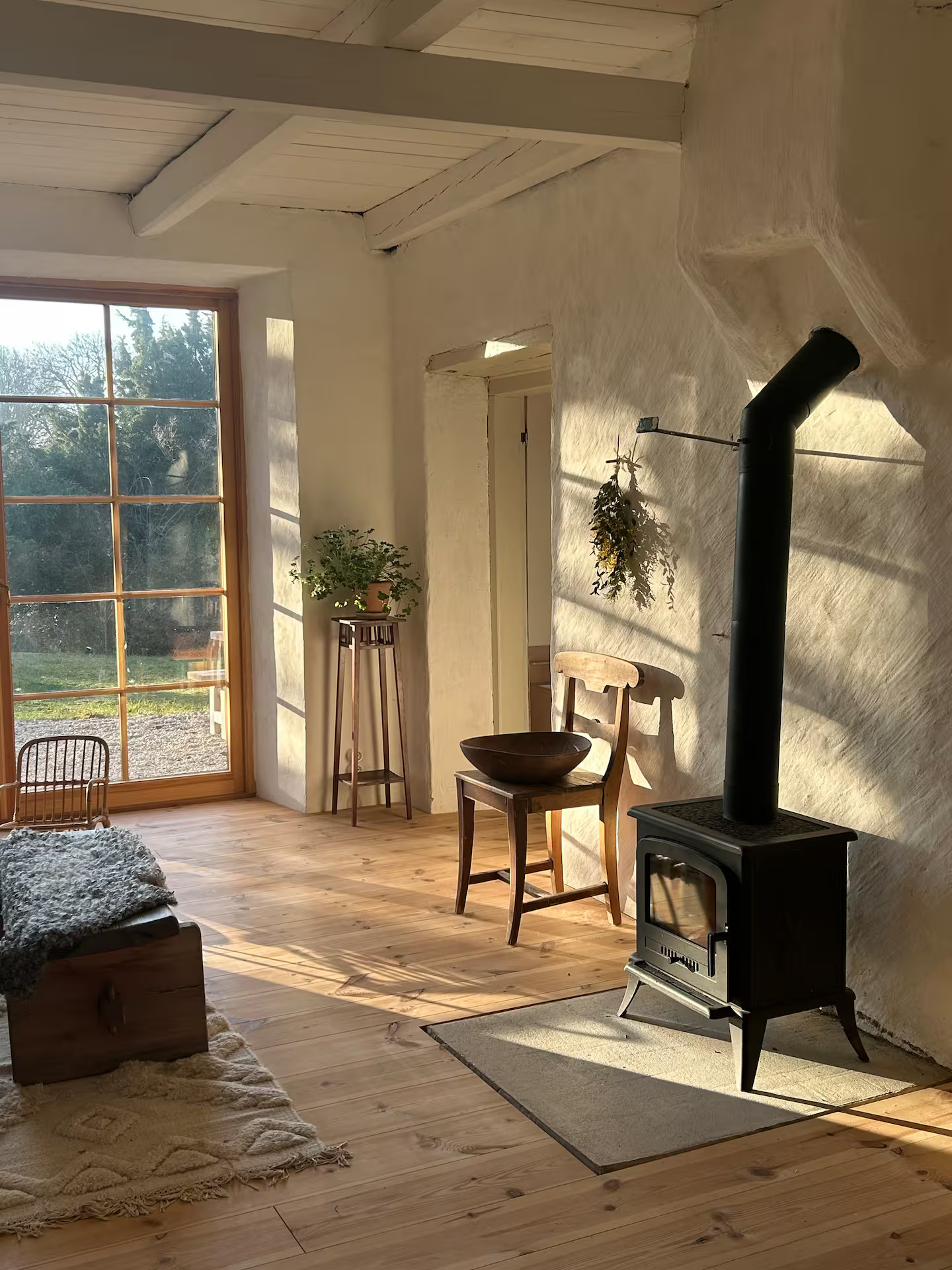 salon maison rustique avec poêle décoration scandinave