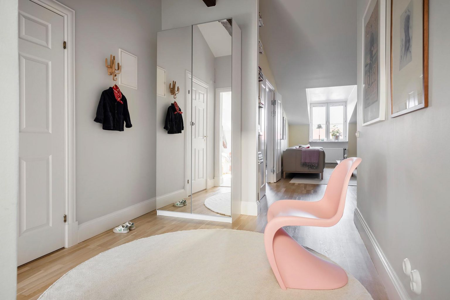 entrée avec placard miroir et chaise Panton rose