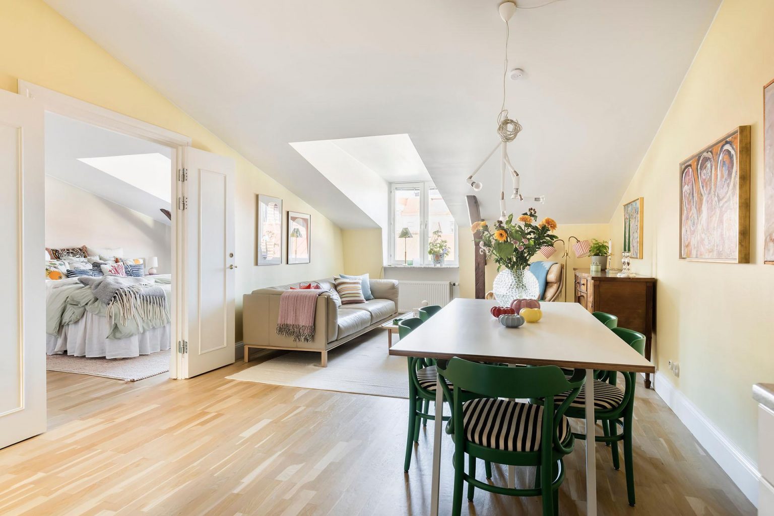 salon décoration scandinave et colorée appartement mansardé 71m2