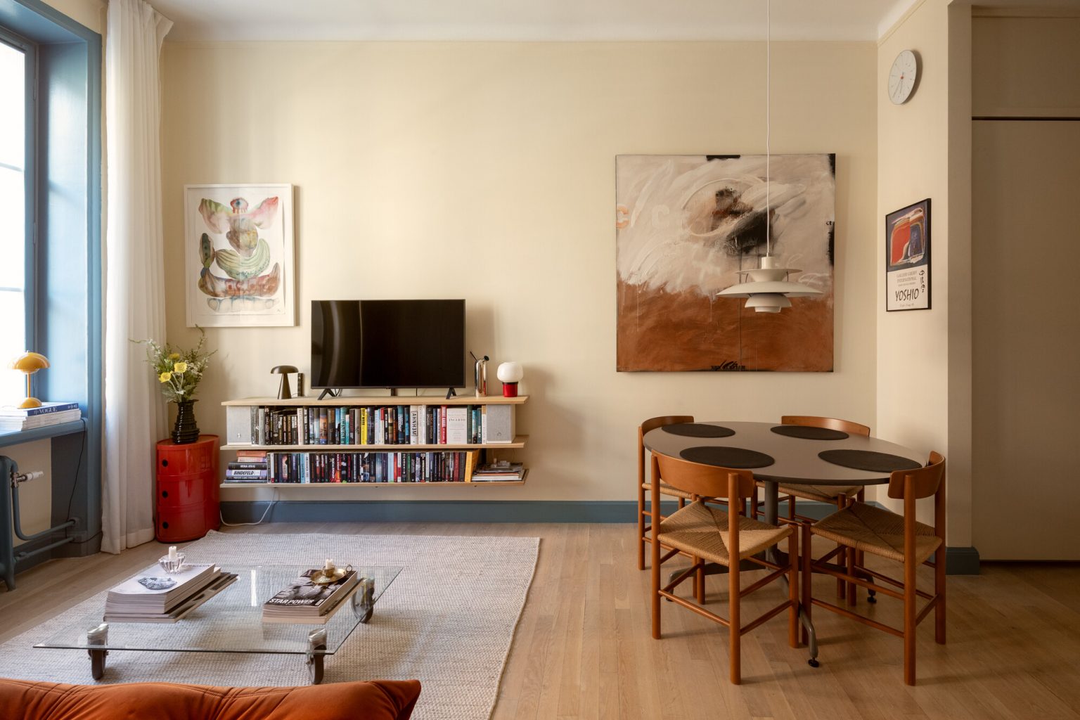 salle à manger et salon avec canapé Togo orange deux-pièces moderne 39m2