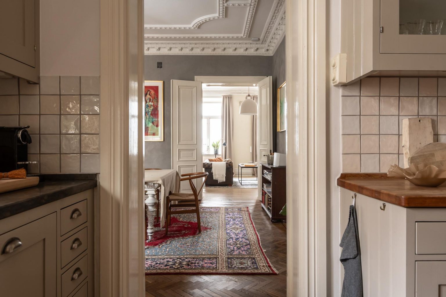 cuisine et salle à manger murs gris moulures appartement type haussmannien décoration classique chic