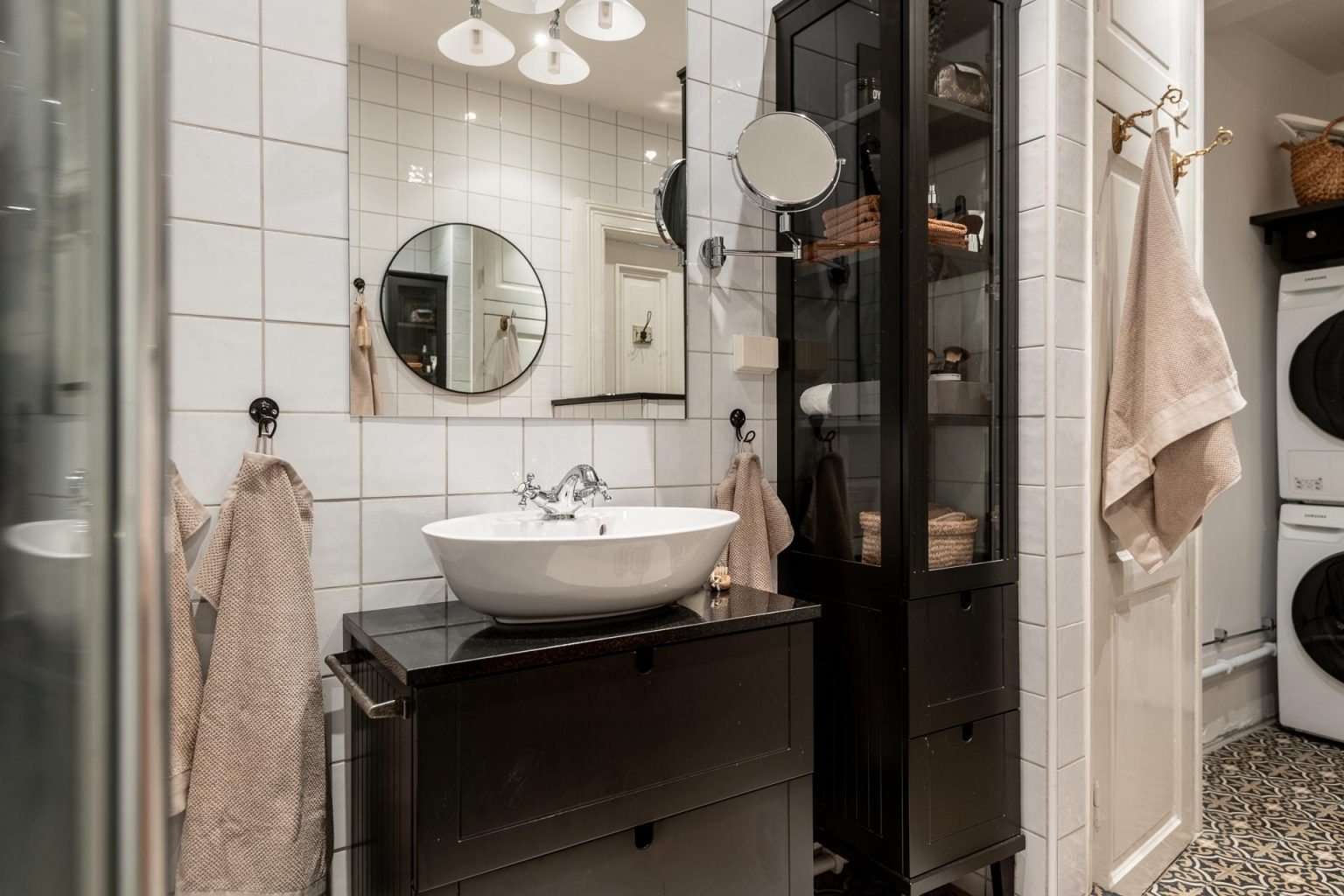 salle de bain classique chic sol carreaux de ciment noir et blanc