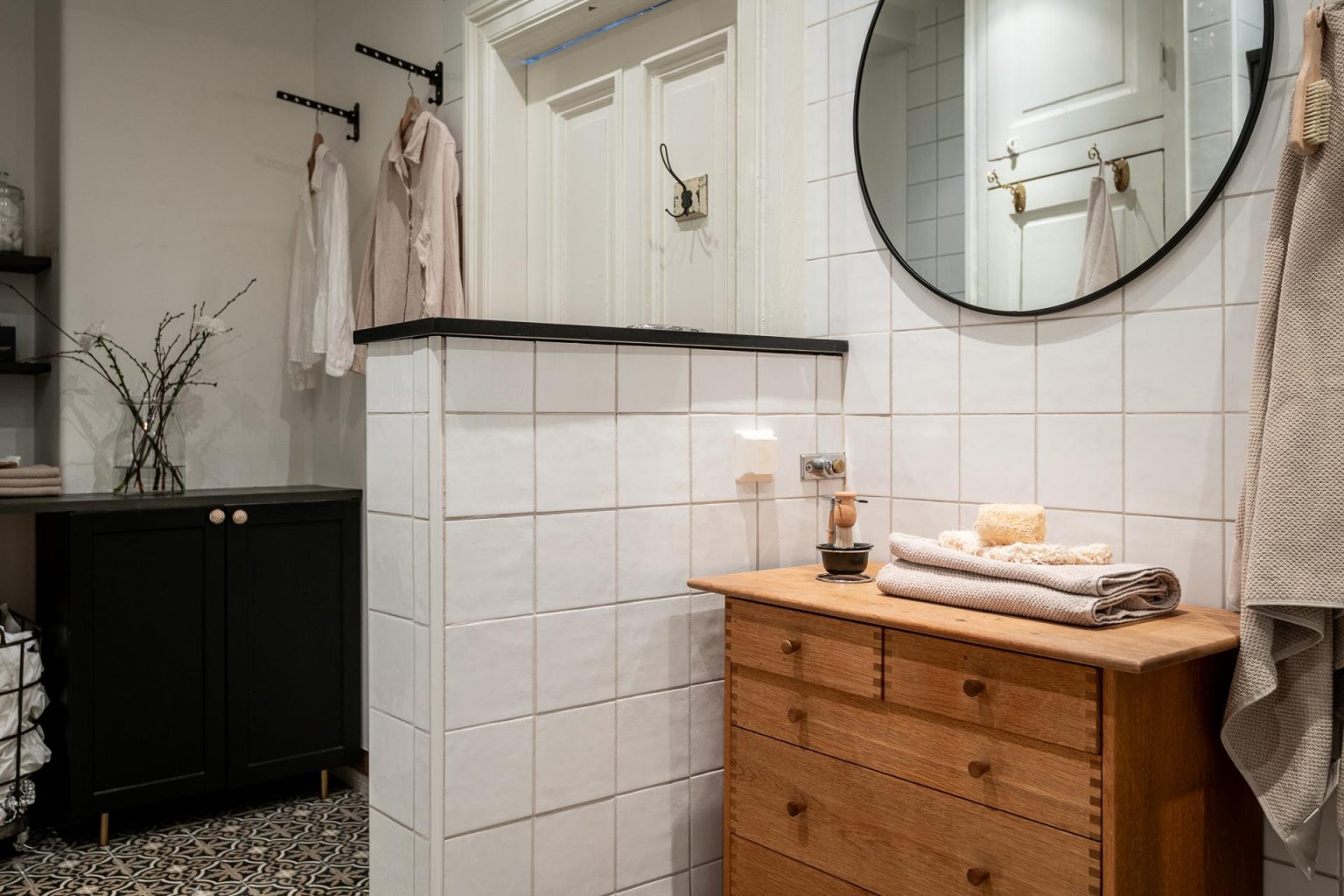 salle de bain classique chic sol carreaux de ciment noir et blanc