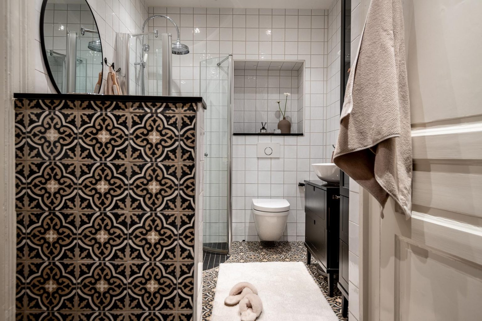 salle de bain classique chic sol carreaux de ciment noir et blanc