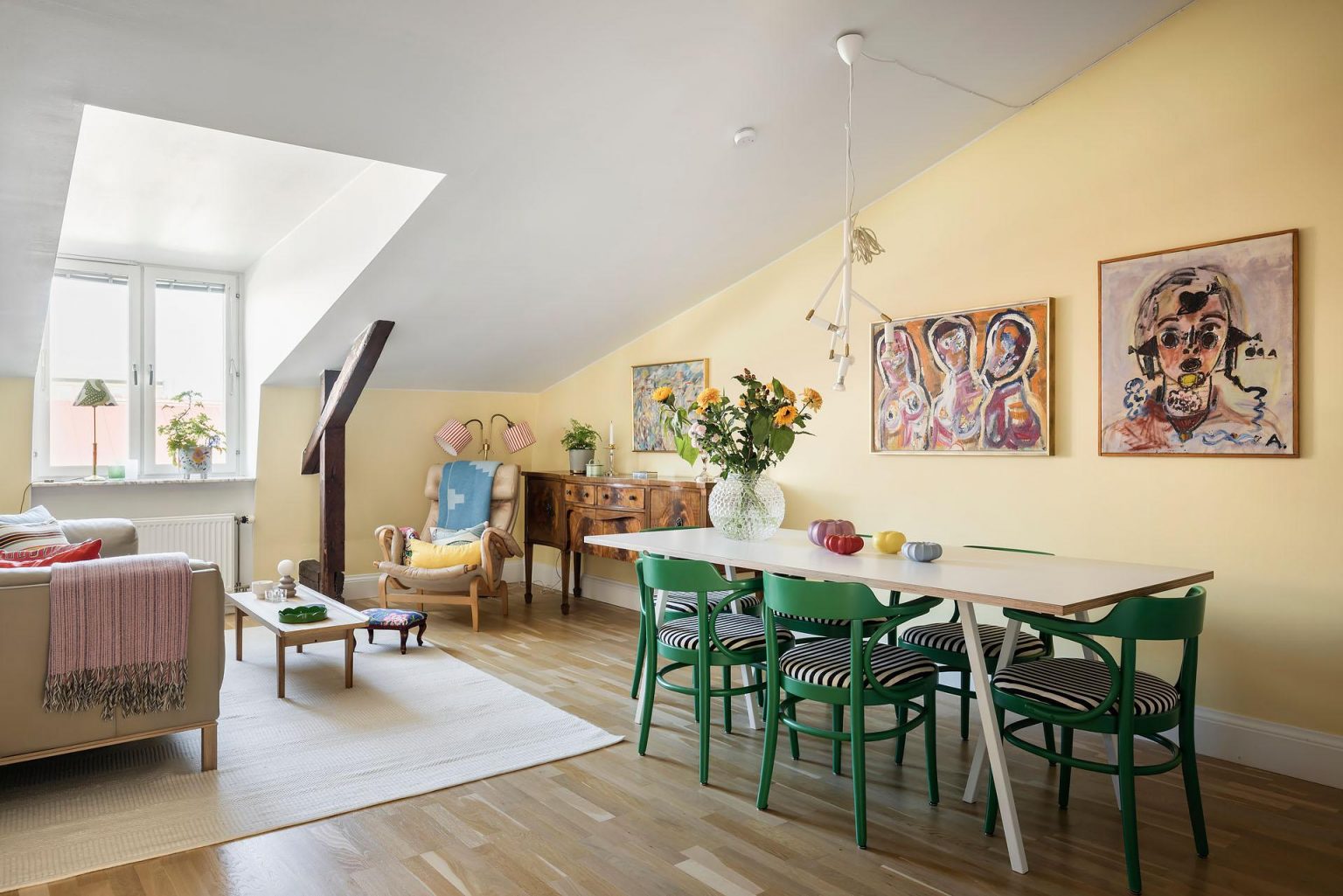 salon décoration scandinave et colorée appartement mansardé 71m2