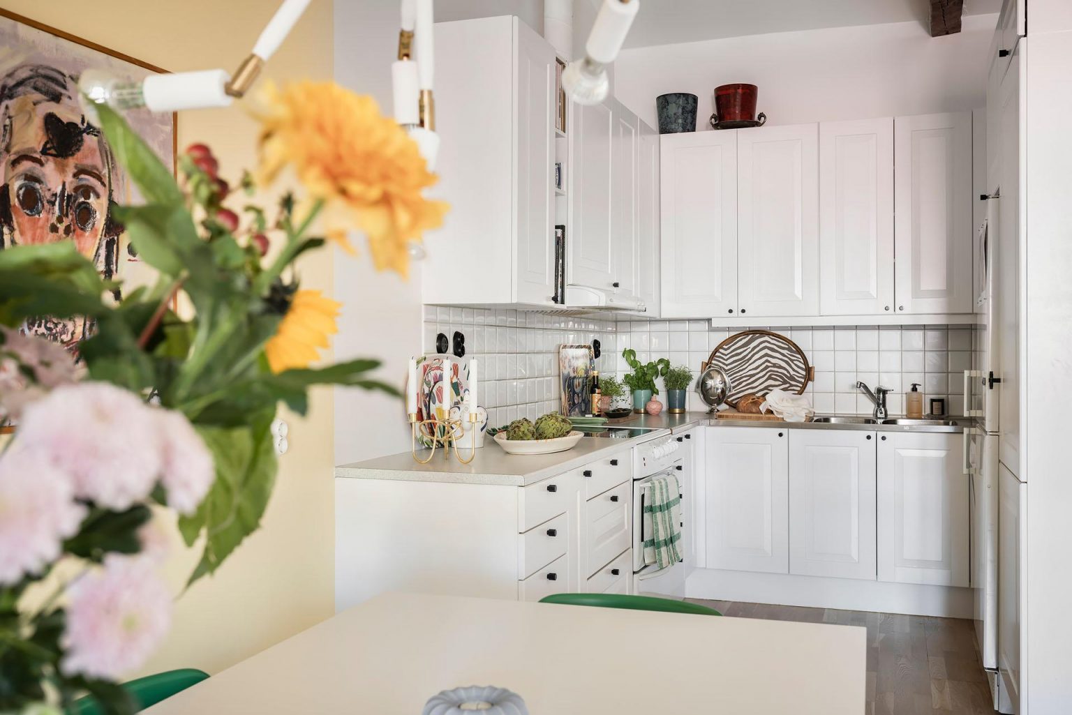 salle à manger et cuisine décoration scandinave et colorée appartement mansardé 71m2