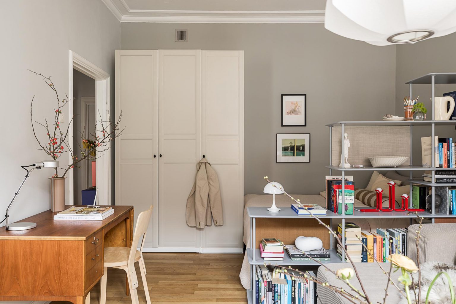 salon avec espace lit murs gris décoration contemporaine scandinave studio 37m2