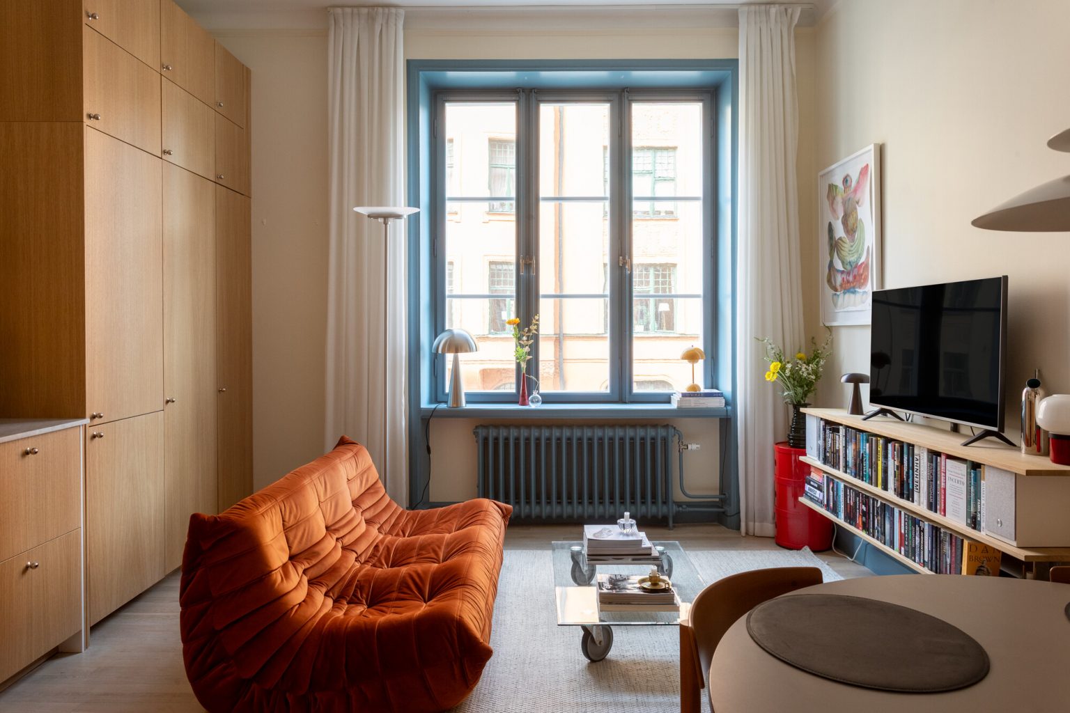 cuisine ouverte et salon avec canapé Togo orange deux-pièces moderne 39m2