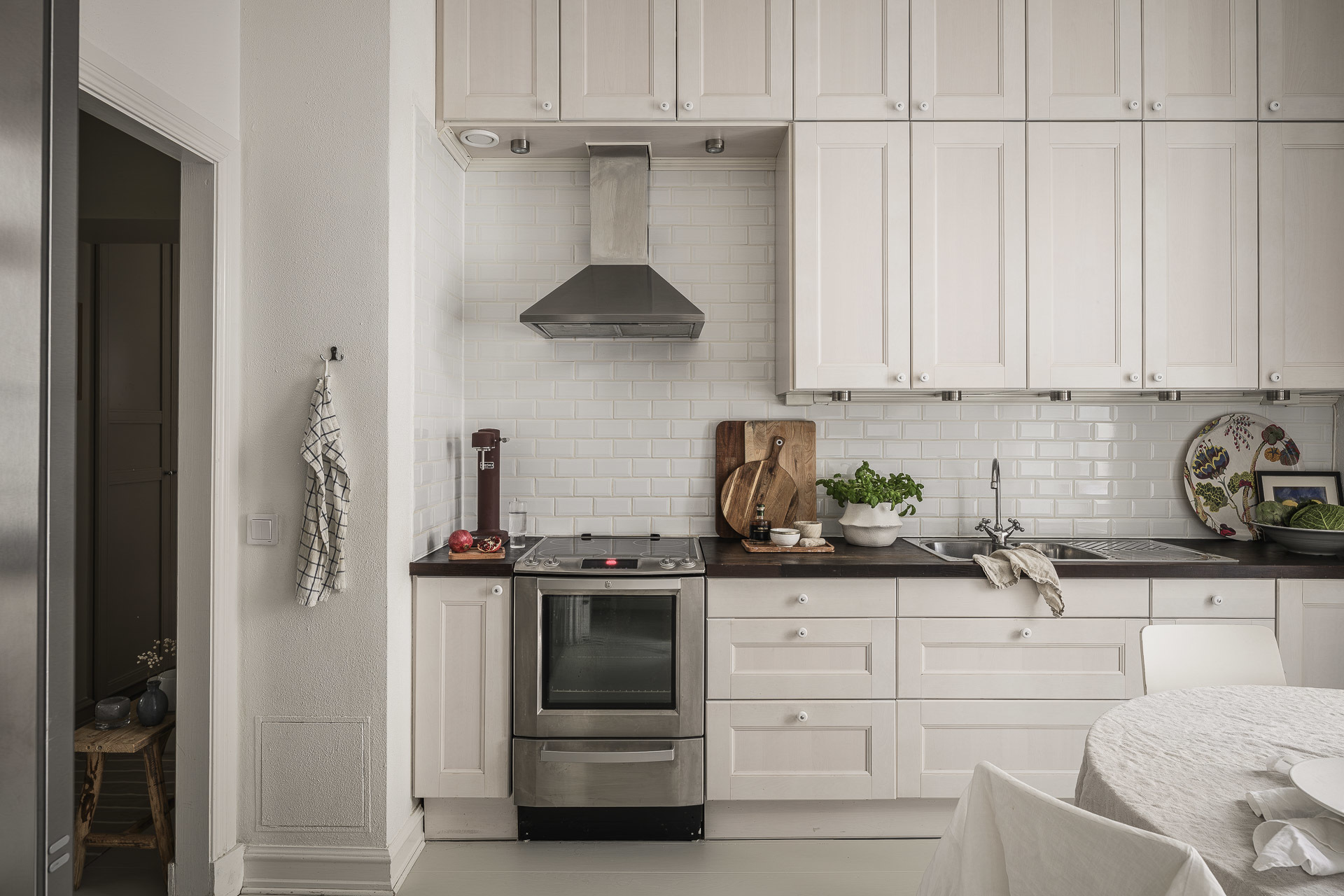 cuisine shaker beige avec espace repas décoration scandinave appartement 72m2 ancien