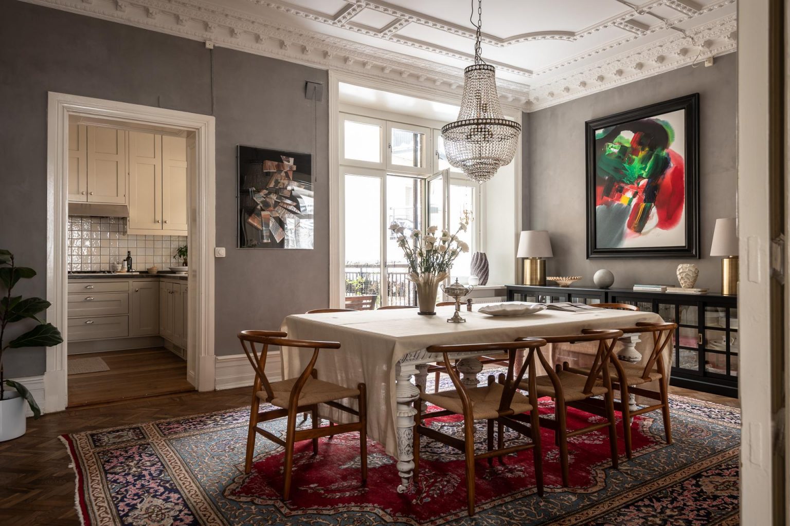 salle à manger murs gris moulures appartement type haussmannien décoration classique chic