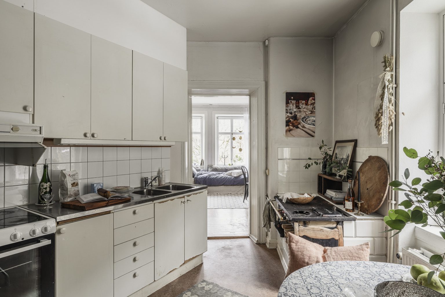 cuisine studio ancien 38m2 décoration scandinave avec poêle ancien