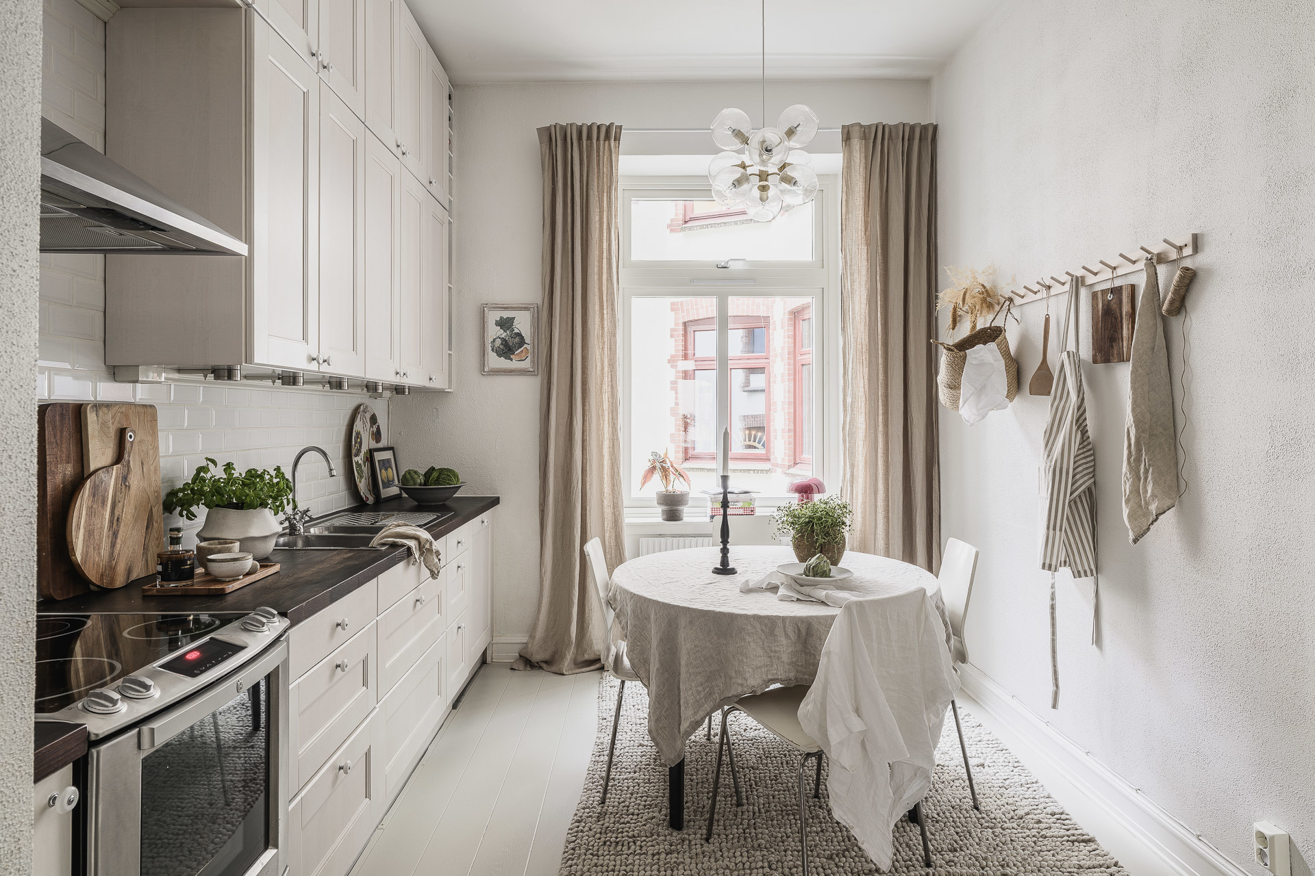 cuisine shaker beige avec espace repas décoration scandinave appartement 72m2 ancien