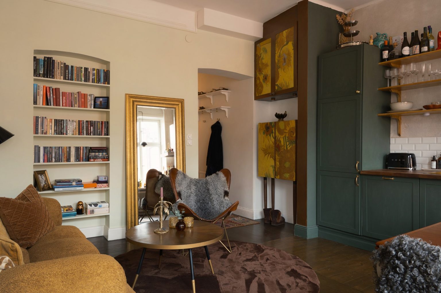 cuisine ouverte verte et salon avec canapé jaune décoration vintage appartement ancien 51m2 Suède