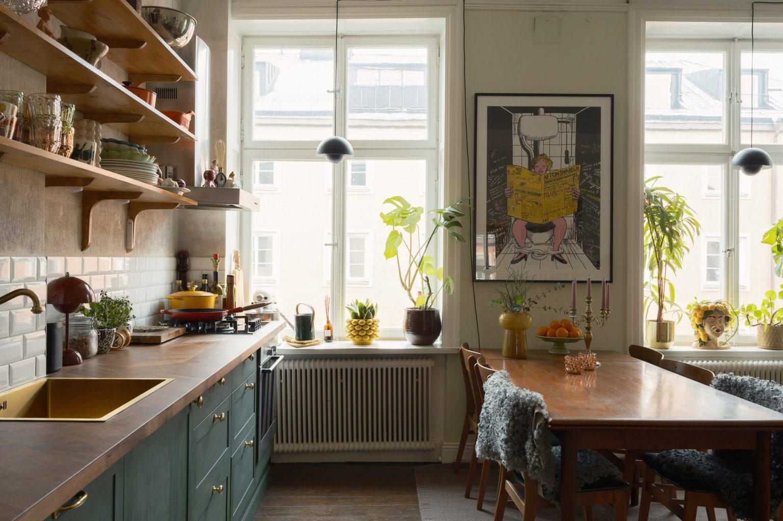 cuisine ouverte verte décoration vintage appartement ancien 51m2 Suède