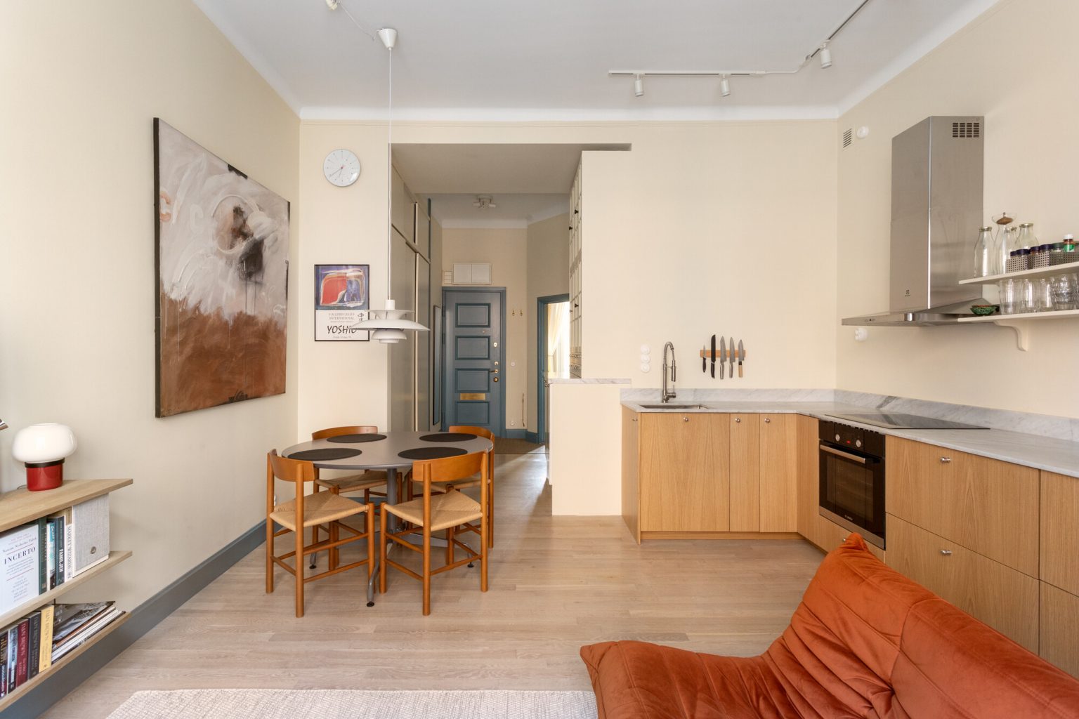 cuisine ouverte et salon avec canapé Togo orange deux-pièces moderne 39m2