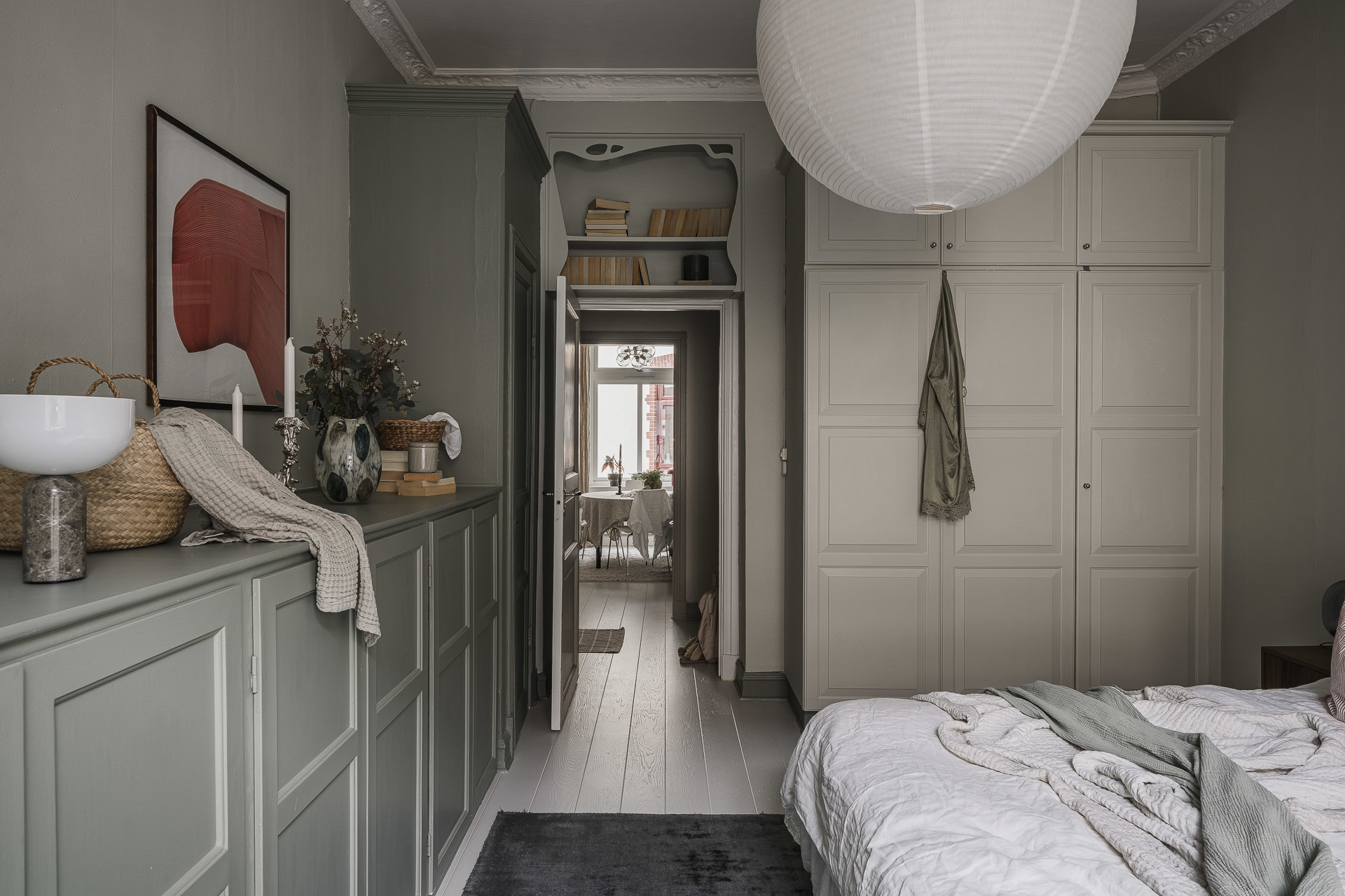 chambre beige et vert sauge décoration scandinave appartement 72m2 ancien