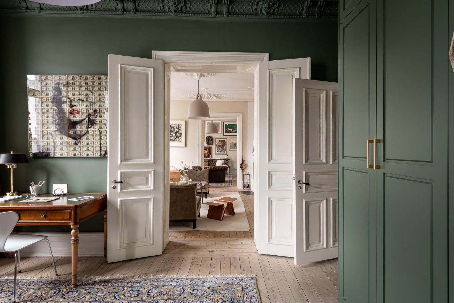 chambre murs vert anglais moulures appartement type haussmannien décoration classique chic