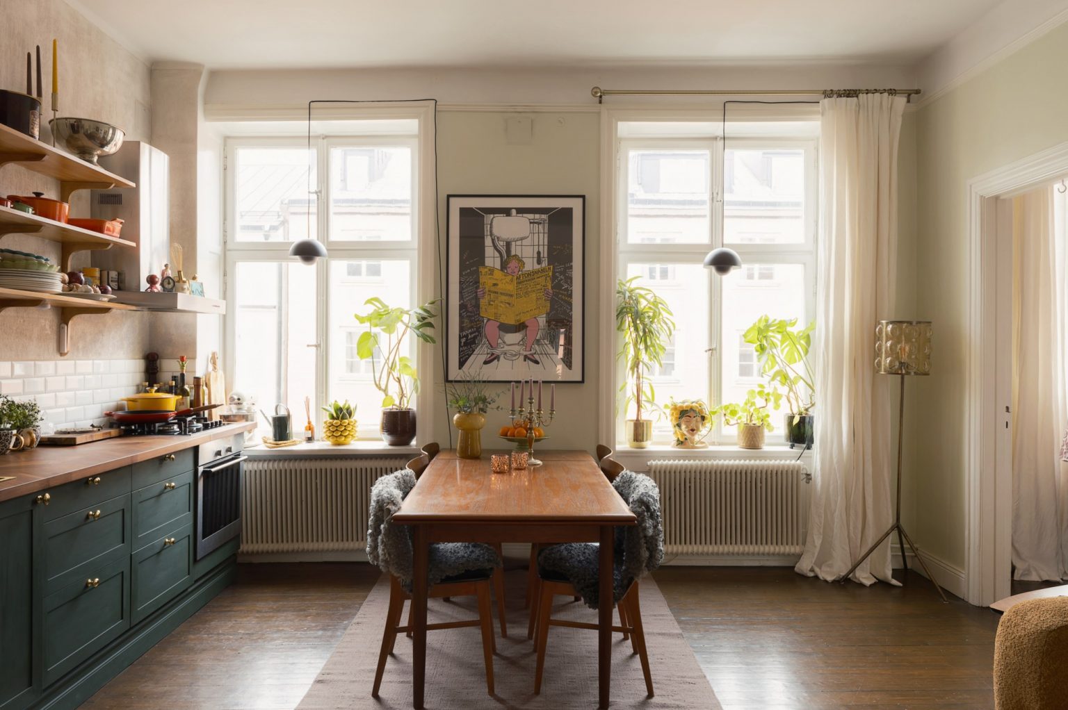 cuisine ouverte verte et salon avec canapé jaune décoration vintage appartement ancien 51m2 Suède