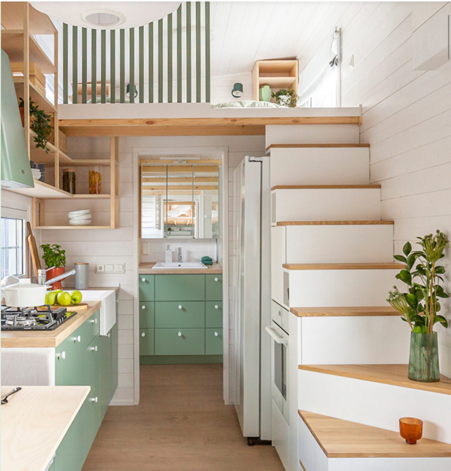 salon avec escalier tiny house 35m2 décoration colorée