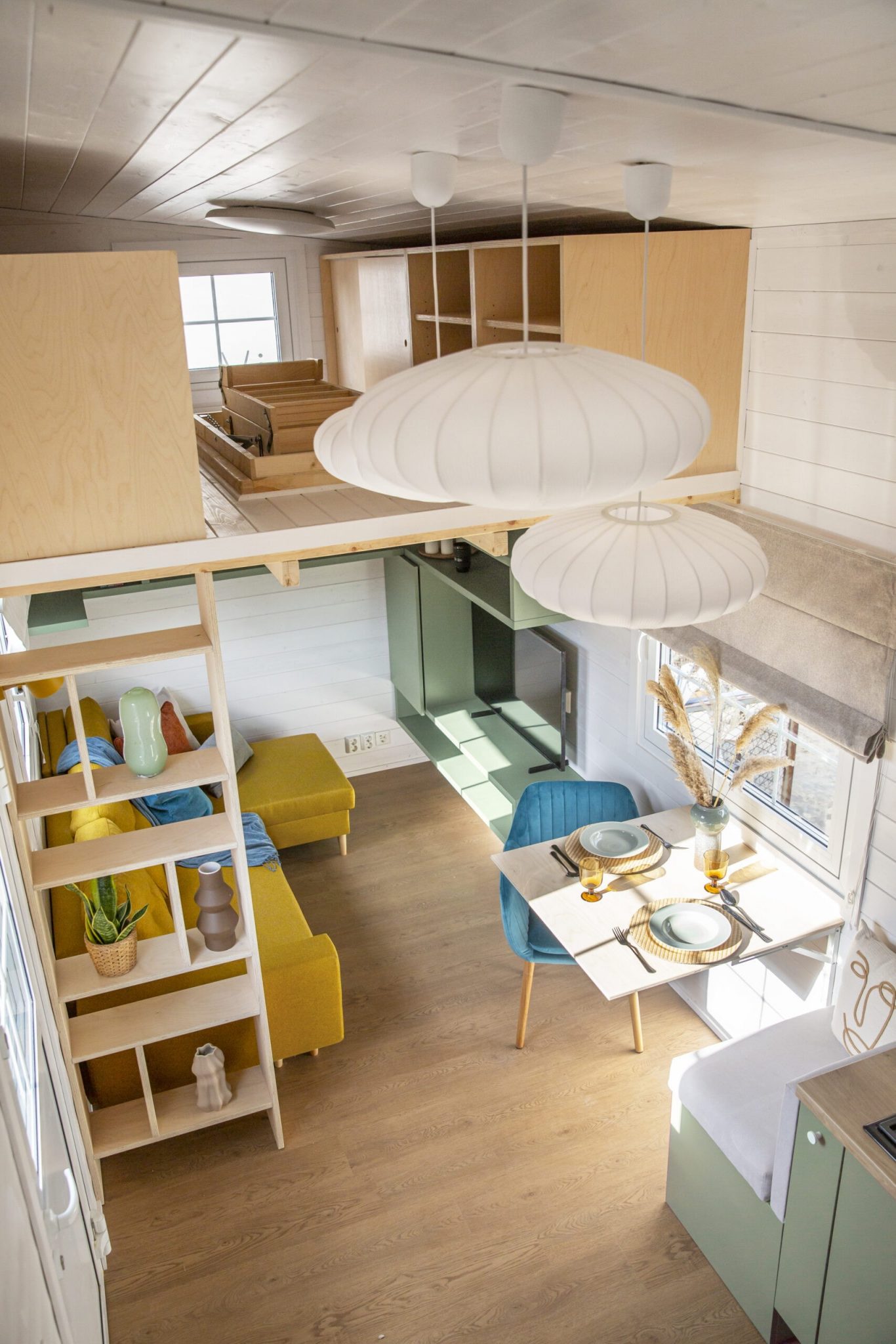 salon avec mezzanine tiny house 35m2 décoration colorée Ingrid par Tiny Smart House