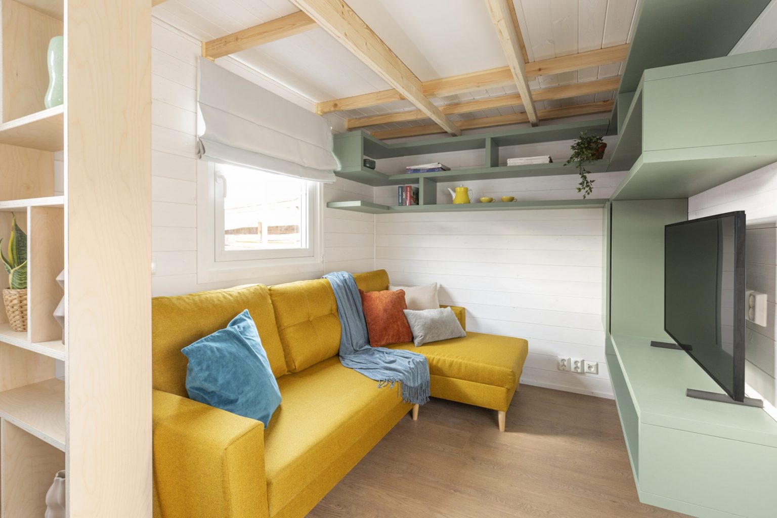 salon avec mezzanine tiny house 35m2 décoration colorée Ingrid par Tiny Smart House