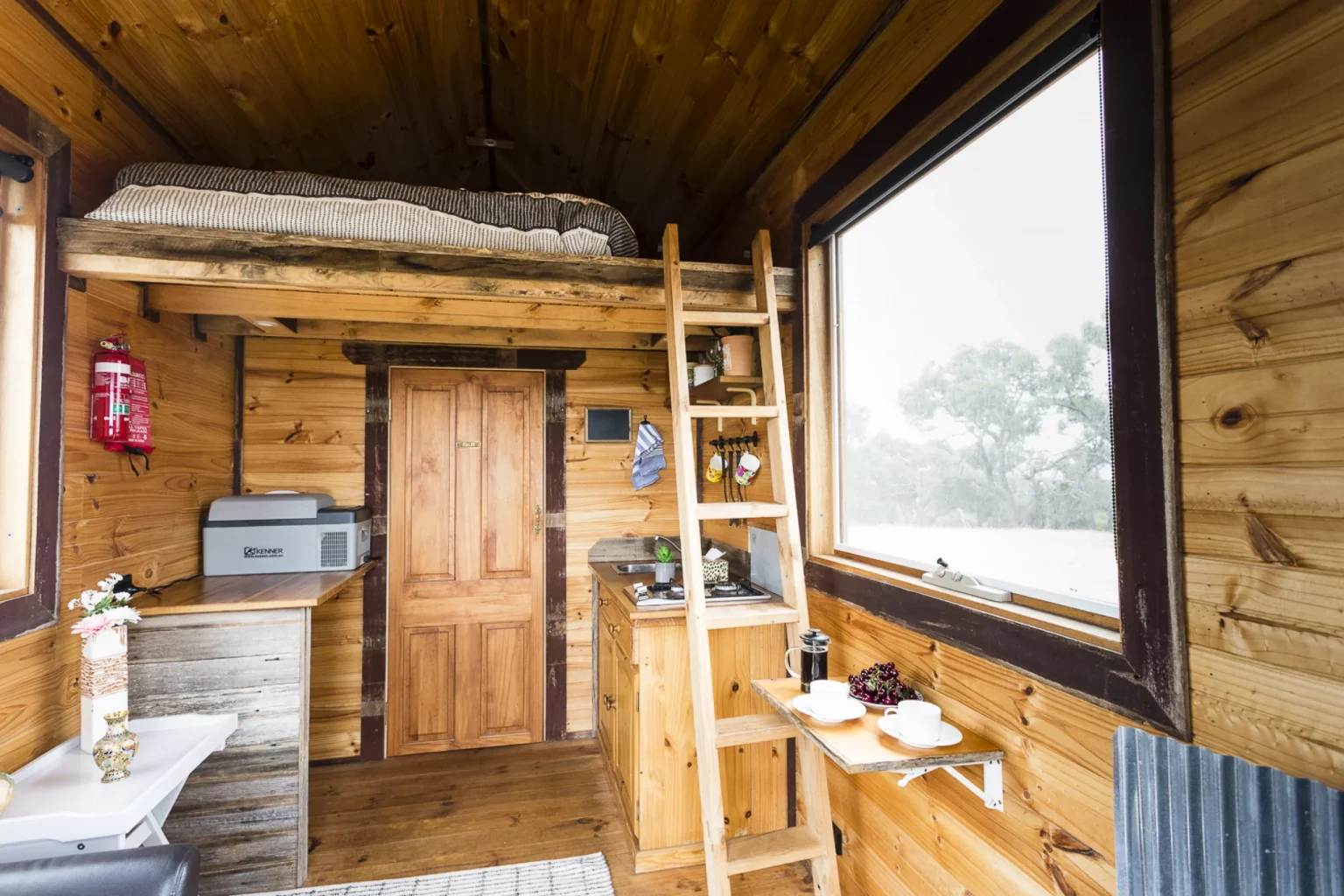 intérieur avec mezzanine tiny house rustique de 15m2 Tallarook Hilltop
