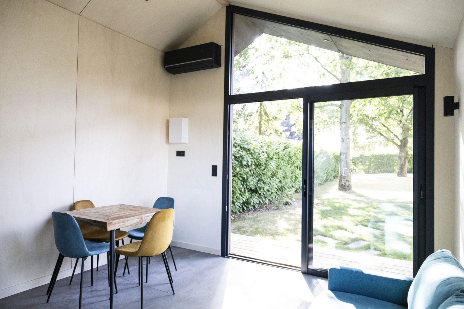 salon petite maison française 20m2 Studio Tilia par WoodVolum