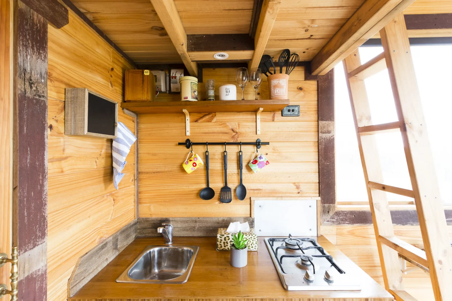 cuisine tiny house rustique de 15m2 Tallarook Hilltop