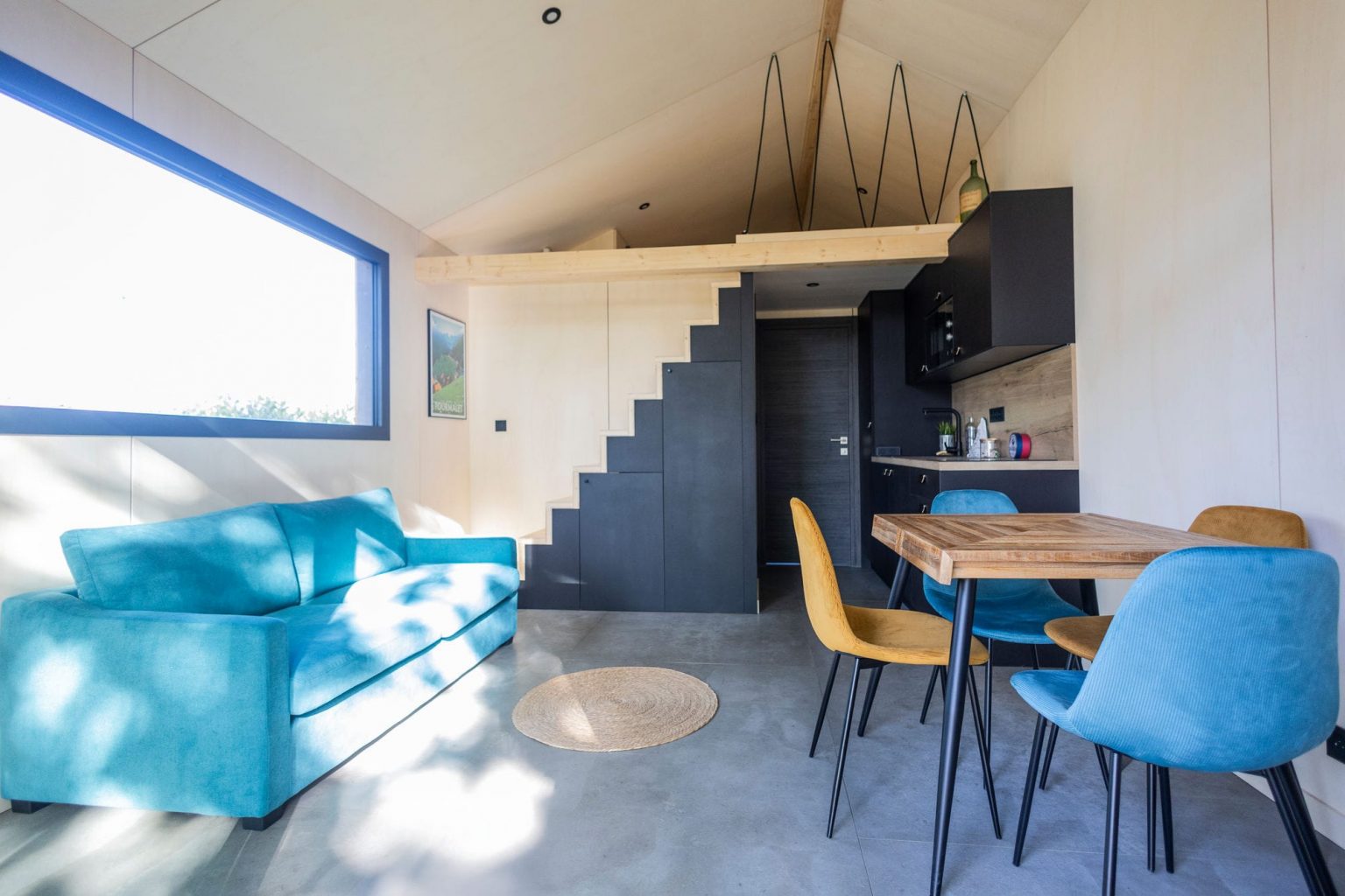 salon cuisine avec mezzanine petite maison française 20m2 Studio Tilia par WoodVolum