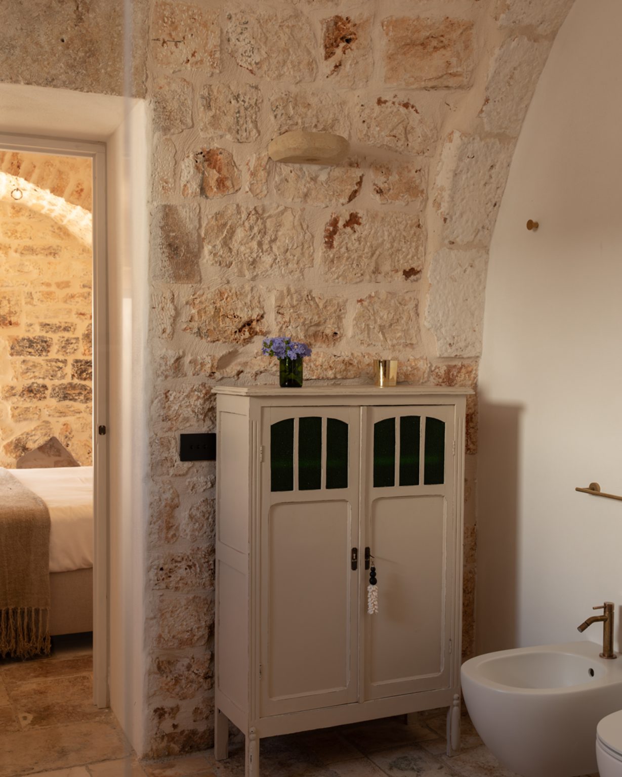 salle de bain avec arches en pierres maison Pouilles trulli Otto Cappelli décoration rustique chic