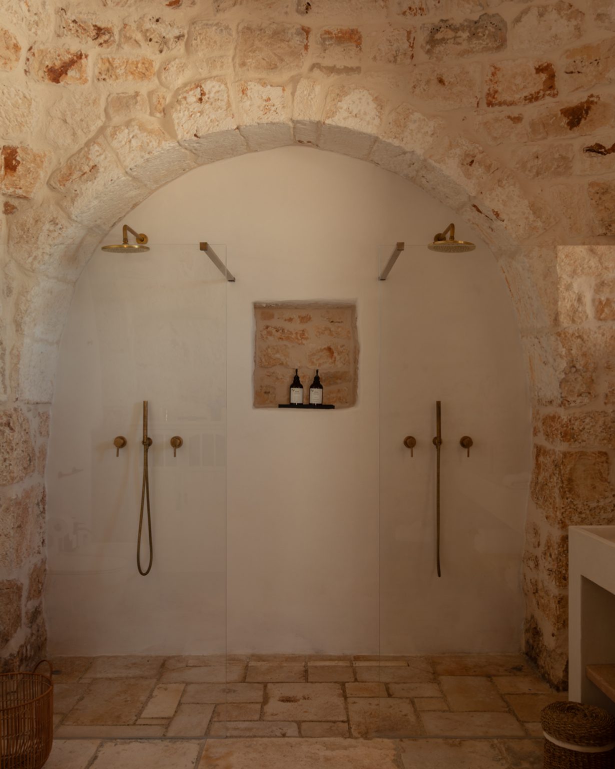 salle de bain avec arches en pierres maison Pouilles trulli Otto Cappelli décoration rustique chic