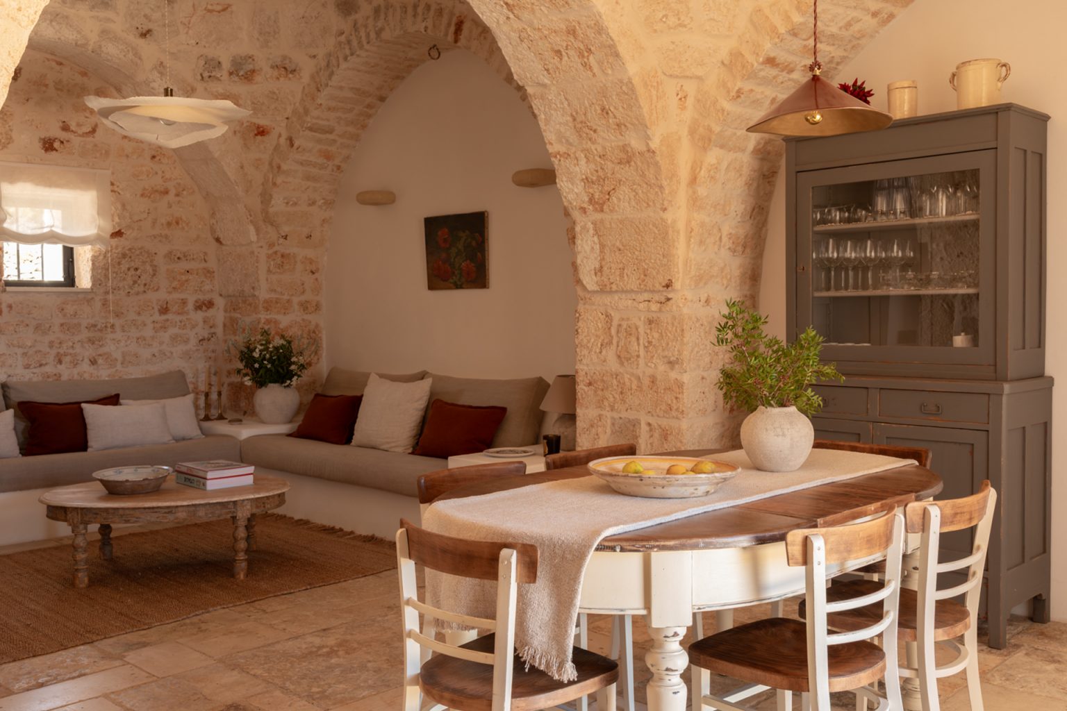 salon et salle à manger avec arches en pierres maison Pouilles trulli Otto Cappelli décoration rustique chic