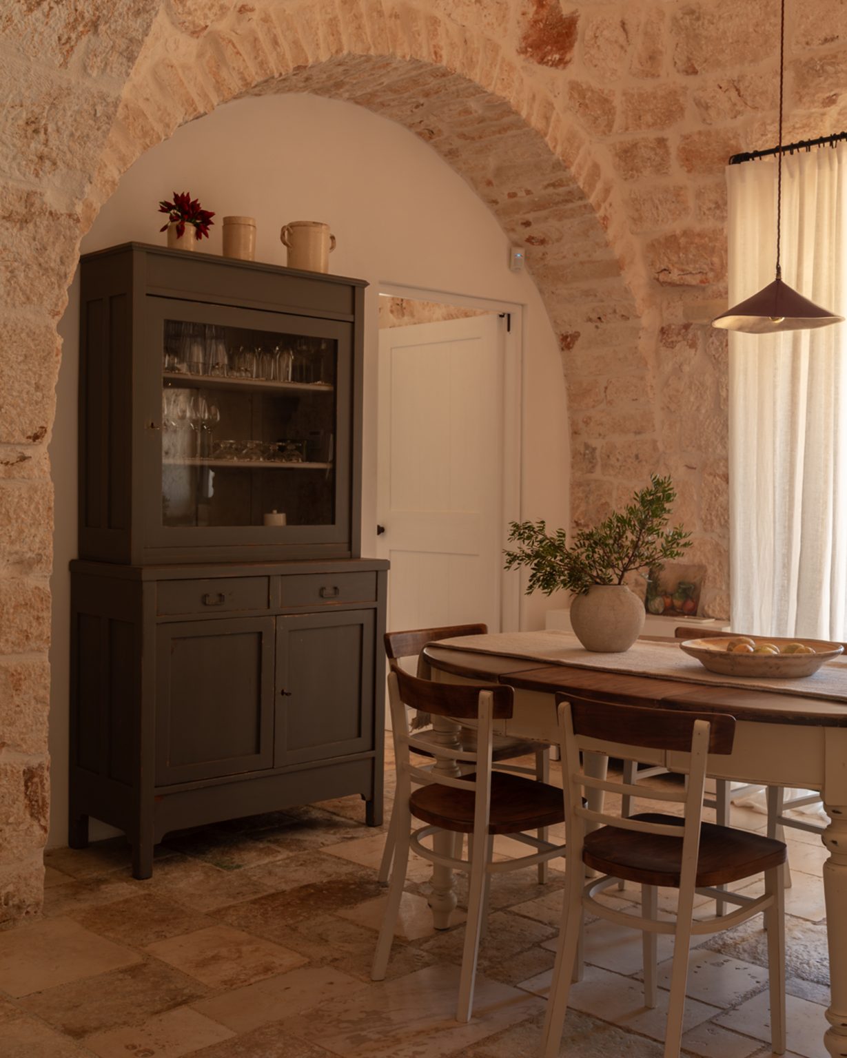 salle à manger avec arches en pierres maison Pouilles trulli Otto Cappelli décoration rustique chic