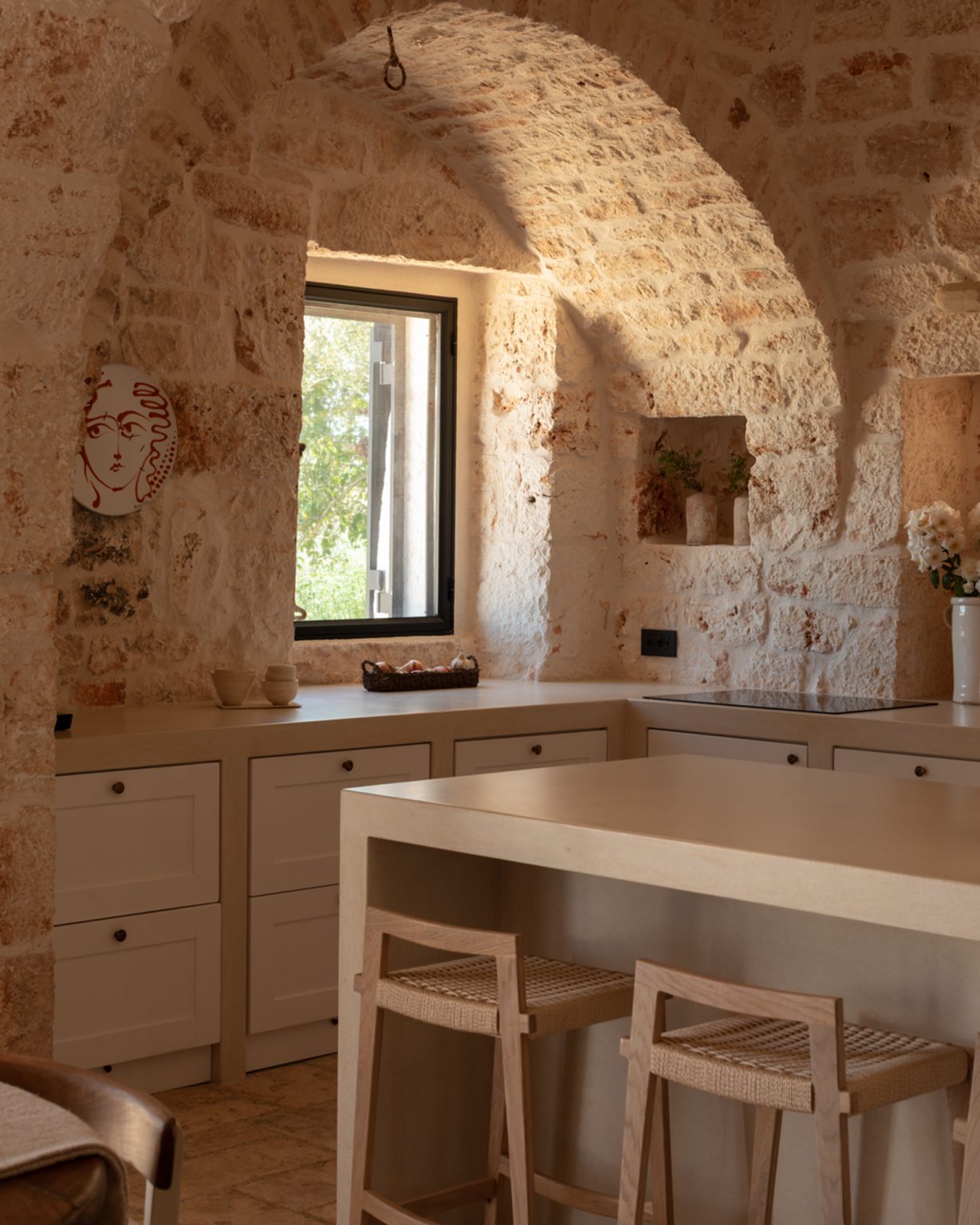 cuisine avec arches en pierres maison Pouilles trulli Otto Cappelli décoration rustique chic
