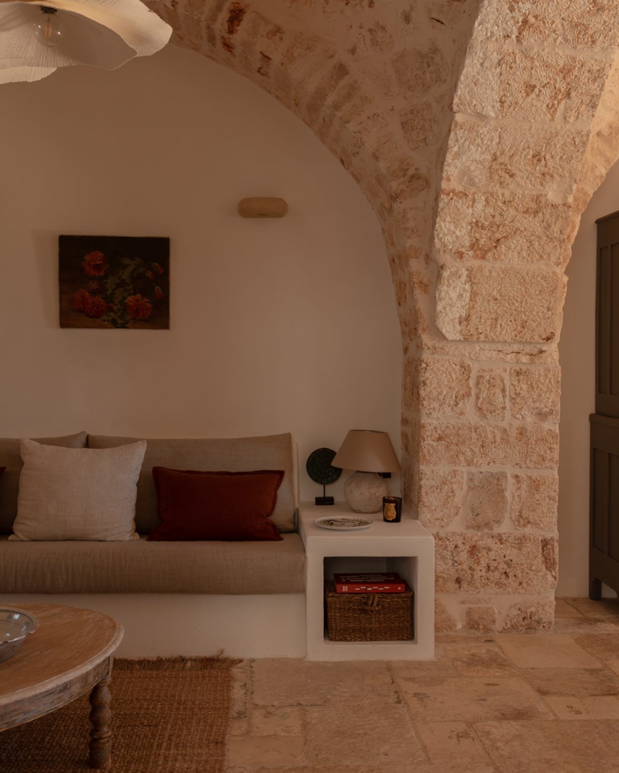 salon avec arches en pierres maison Pouilles trulli Otto Cappelli décoration rustique chic