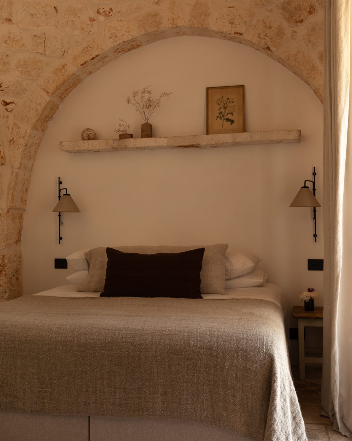 chambre avec arches en pierres maison Pouilles trulli Otto Cappelli décoration rustique chic