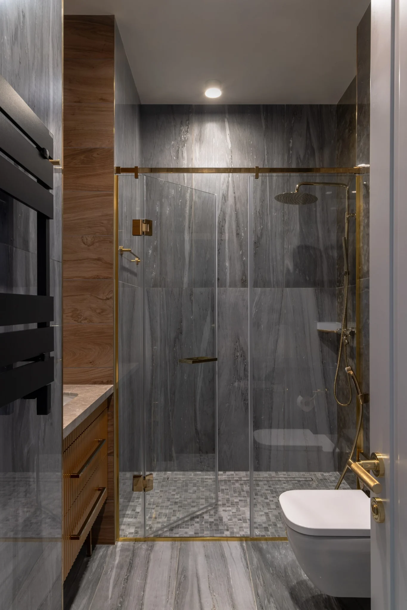 salle de bain marbre gris et laiton