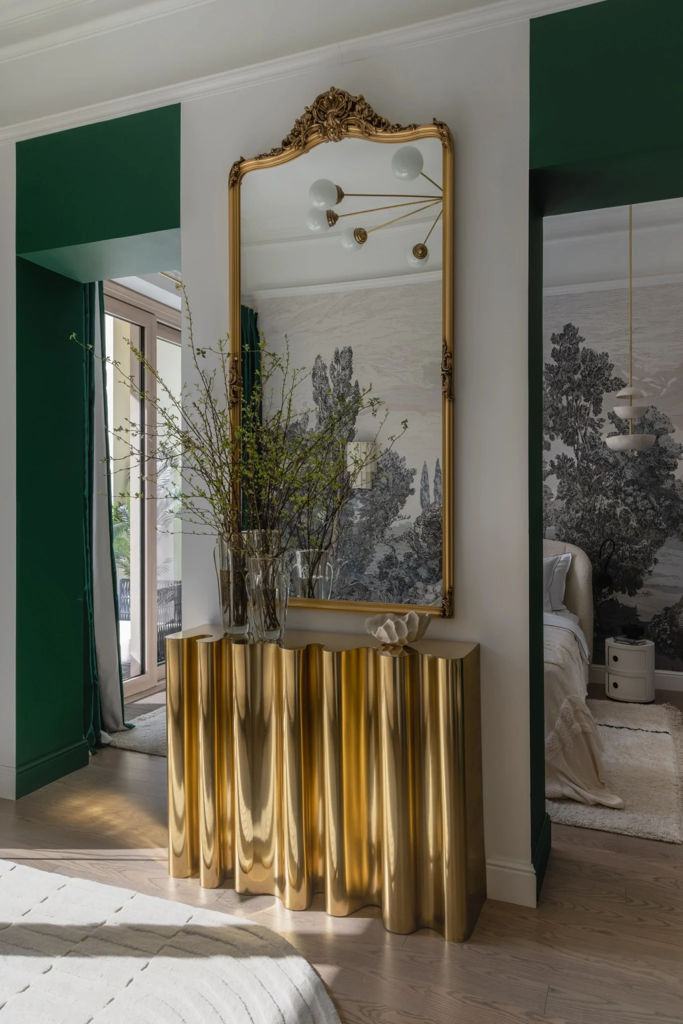 salon design avec console dorée et miroir baroque appartement 48m2 décoration contemporaine