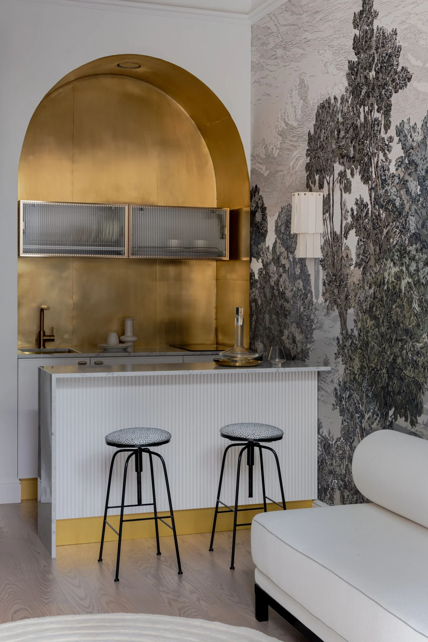 salon design avec papier-peint panoramique et petite cuisine appartement 48m2 décoration contemporaine