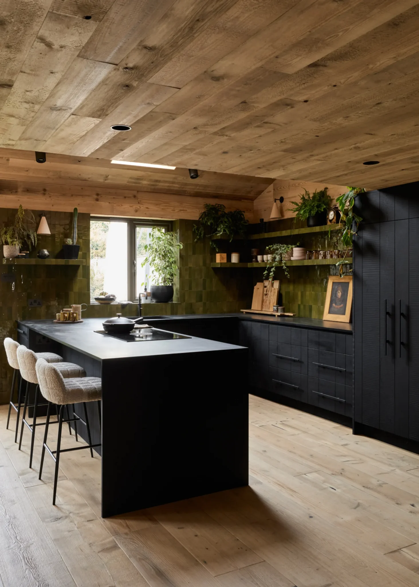 cuisine design noire carrelage crédence vert plafond bois dans maison rénovée