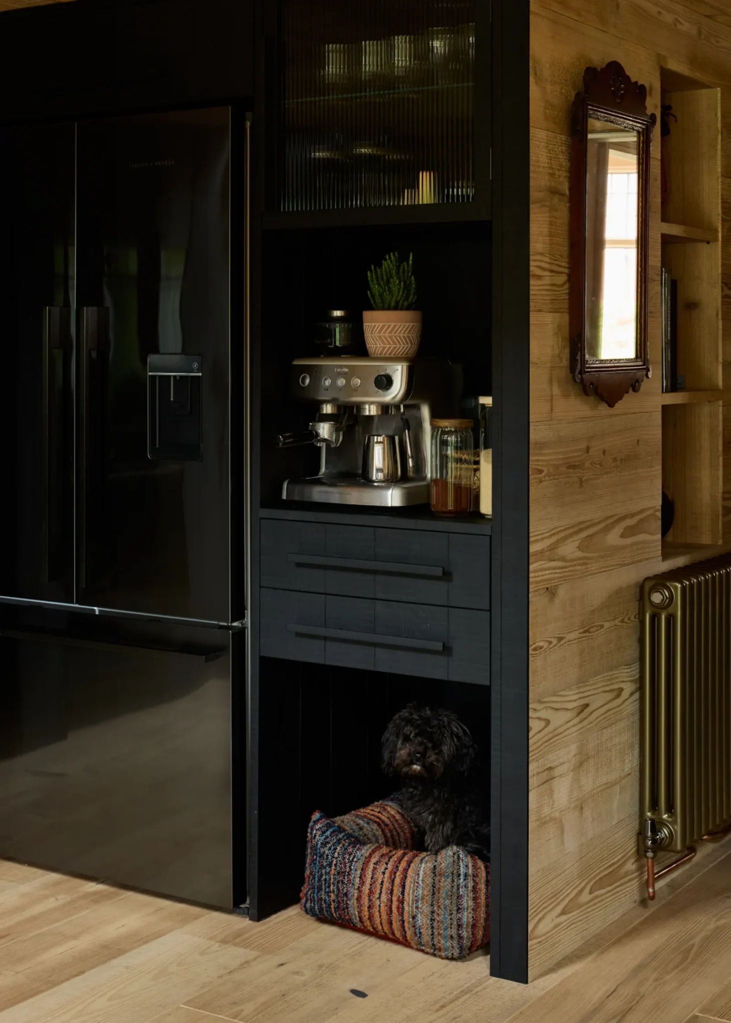 cuisine design noire dans maison rénovée