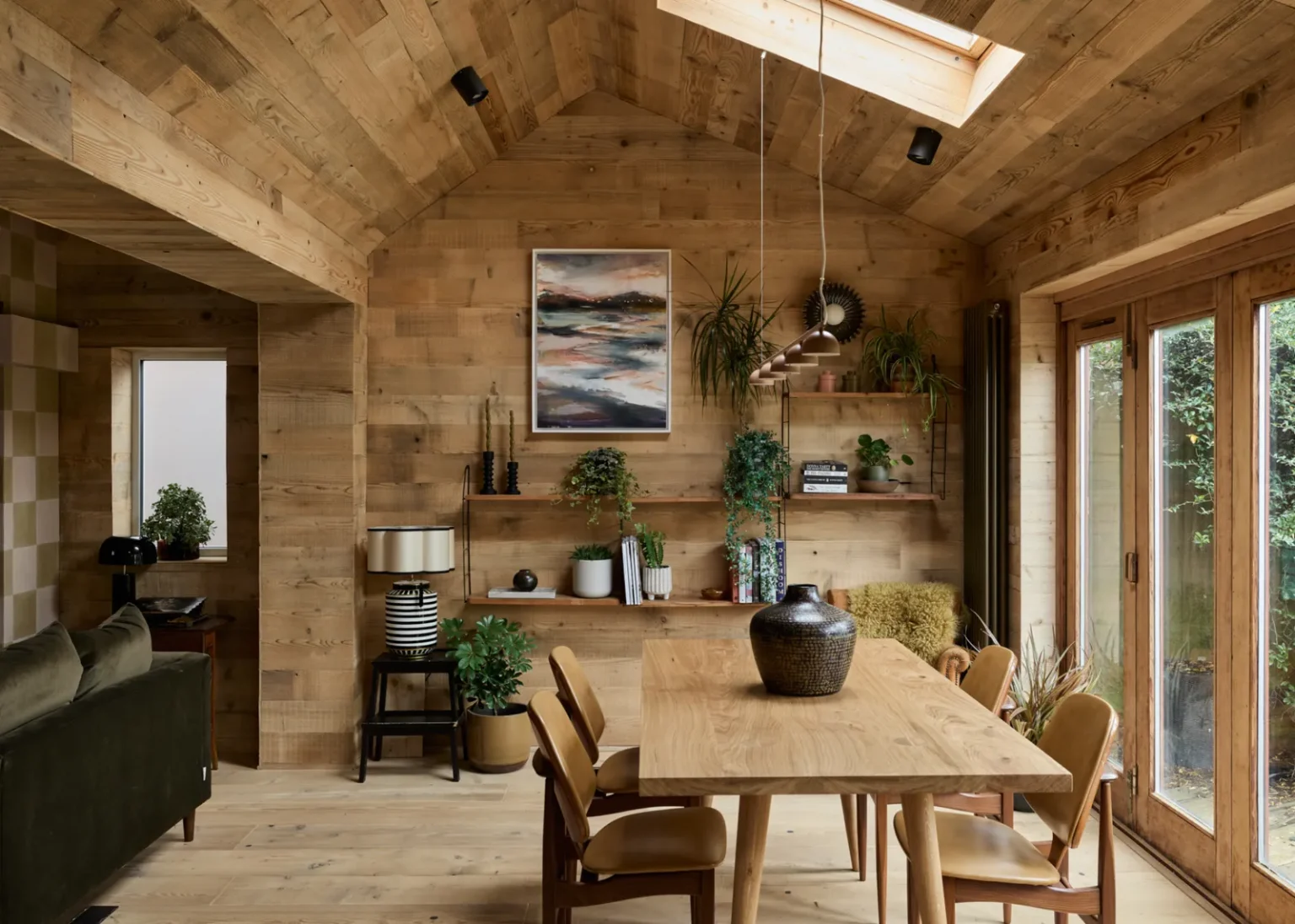 salle à manger plafond bois dans maison rénovée des années 1930