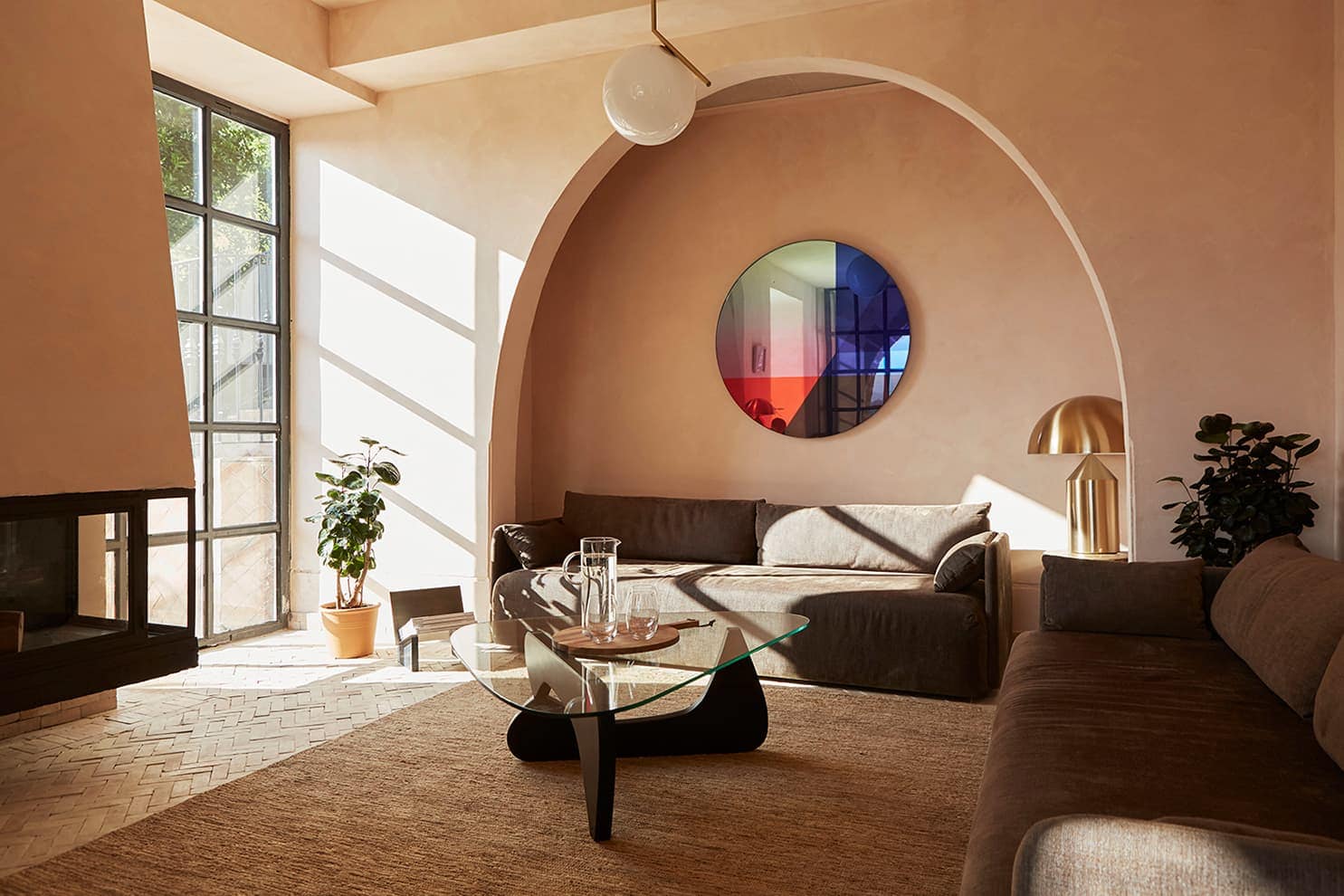 Décoration douce et lumière naturelle dans une maison rénovée à San Sebastián