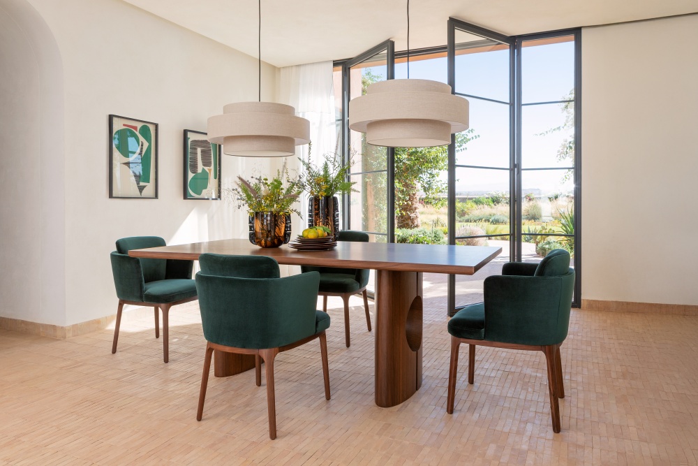 salle à manger table noyer fauteuil de table velours vert catalogue AM PM 2026 collection Patio Méditerranéen