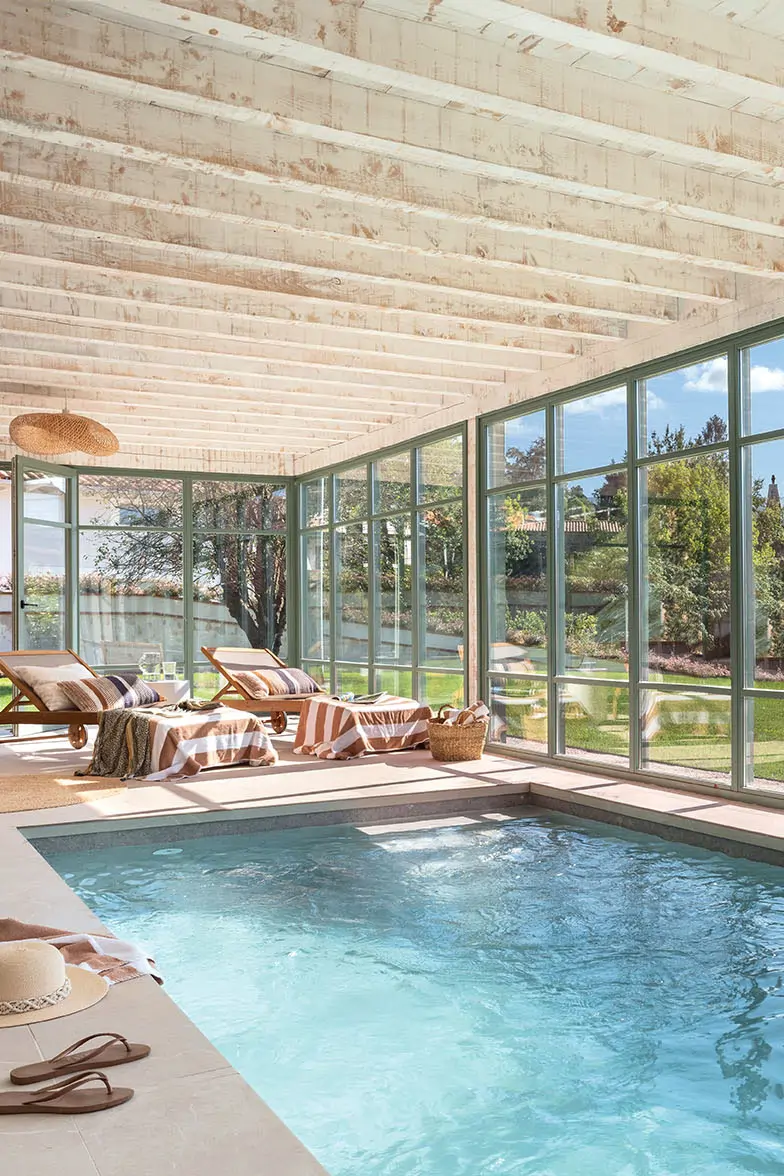 piscine intérieure dans maison ancienne rénovée et agrandie décoration rustique chic