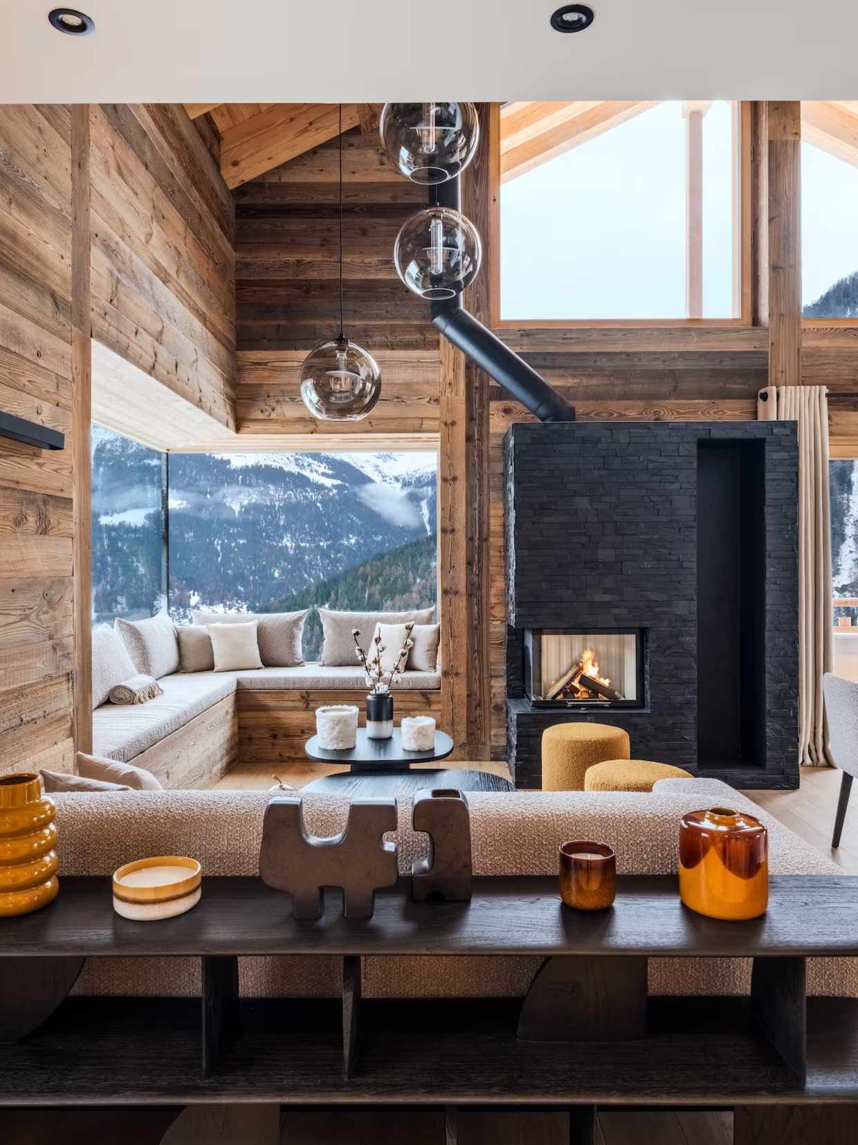 salon avec cheminée chalet décoration contemporaine vue montagne
